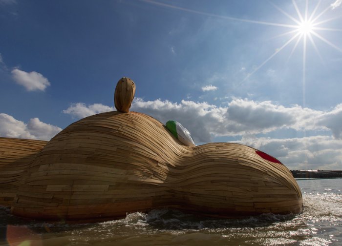 Florentijn Hofman, o homem responsável por aquele pato de borracha gigante, volta as notícias com seu hipopótamo gigante que está atravessando Londres no meio do Tâmisa.