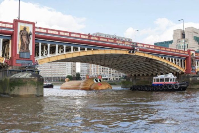 Florentijn Hofman, o homem responsável por aquele pato de borracha gigante, volta as notícias com seu hipopótamo gigante que está atravessando Londres no meio do Tâmisa.