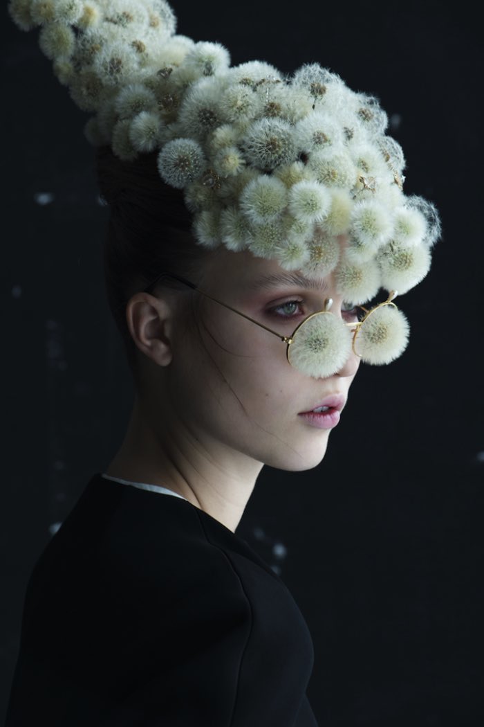 Isabelle Chapuis é a fotógrafa responsável pela série de fotos que ilustra esse post, chamada Dandelion. Dentes-de-Leão no nosso português. As fotografias aqui mostram esses dentes-de-leão de um jeito diferente. Um pouco macios, como se fizessem parte de algo maior e, o mais importante, bonitos. Claro que o trabalho do Duy Anh Nhan Duc tem um pouco a ver com isso já que ele é o artista que toma conta dos dentes-de-leão nessa sessão de fotografia. 