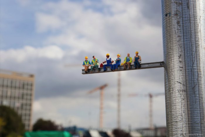 Little People Project começou em 2006 quando o artista conhecido como Slinkachu começou a usar miniaturas para contar suas histórias. Essas miniaturas são aquelas usadas em maquetes e Slinkachu acaba criando instalações de street art em tamanho reduzido graça a elas.