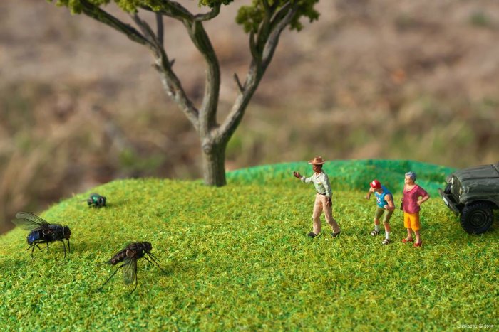 Little People Project começou em 2006 quando o artista conhecido como Slinkachu começou a usar miniaturas para contar suas histórias. Essas miniaturas são aquelas usadas em maquetes e Slinkachu acaba criando instalações de street art em tamanho reduzido graça a elas.