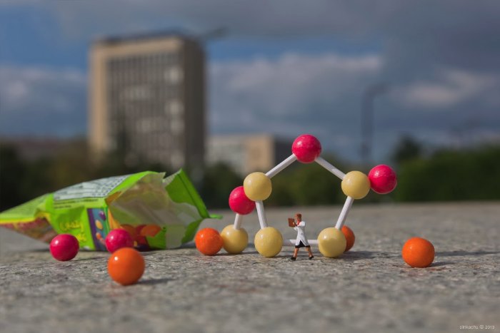 Little People Project começou em 2006 quando o artista conhecido como Slinkachu começou a usar miniaturas para contar suas histórias. Essas miniaturas são aquelas usadas em maquetes e Slinkachu acaba criando instalações de street art em tamanho reduzido graça a elas.
