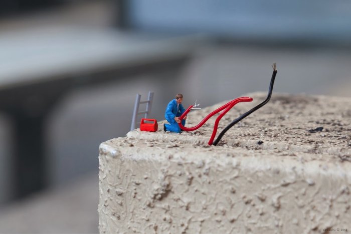 Little People Project começou em 2006 quando o artista conhecido como Slinkachu começou a usar miniaturas para contar suas histórias. Essas miniaturas são aquelas usadas em maquetes e Slinkachu acaba criando instalações de street art em tamanho reduzido graça a elas.