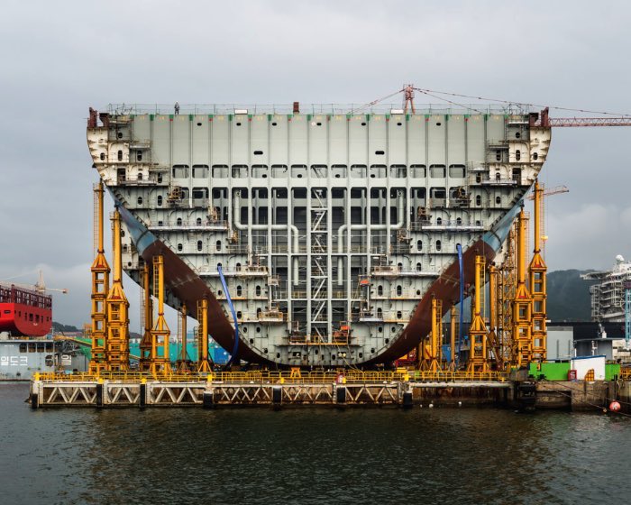 O maior navio do mundo é o Maersk Triple E se você considerar o volume de carga e o tamanho com seus 400 metros de largura!