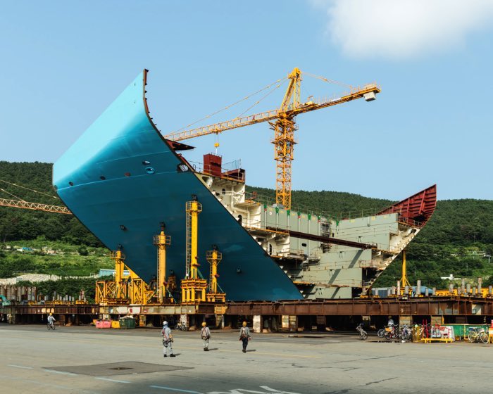 O maior navio do mundo é o Maersk Triple E se você considerar o volume de carga e o tamanho com seus 400 metros de largura!