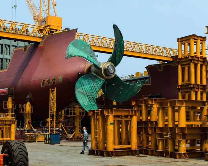 O maior navio do mundo é o Maersk Triple E se você considerar o volume de carga e o tamanho com seus 400 metros de largura!