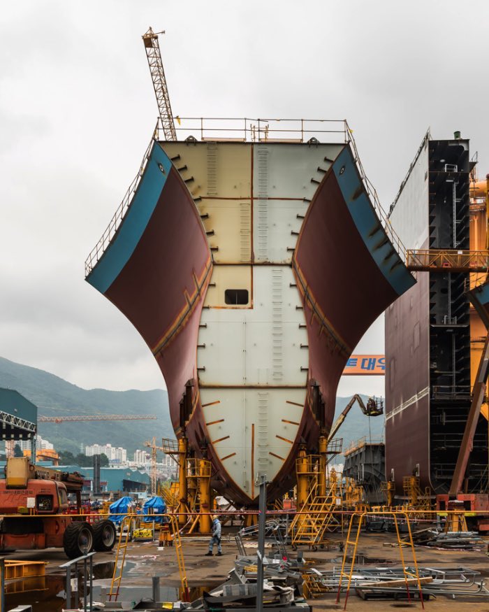 O maior navio do mundo é o Maersk Triple E se você considerar o volume de carga e o tamanho com seus 400 metros de largura!