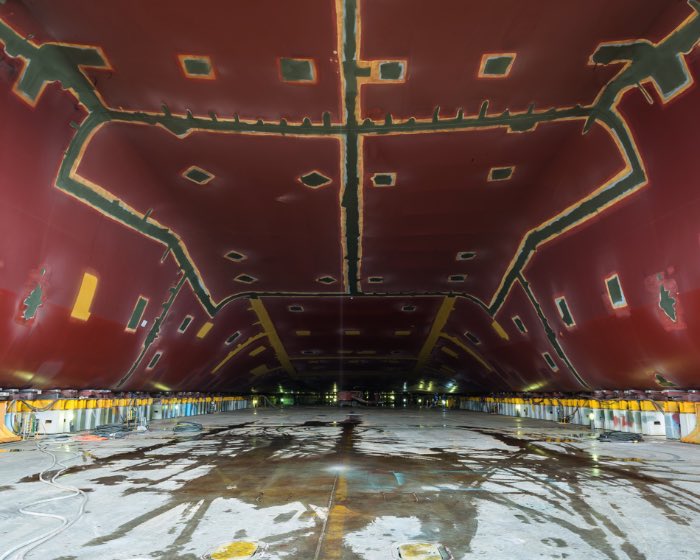 O maior navio do mundo é o Maersk Triple E se você considerar o volume de carga e o tamanho com seus 400 metros de largura!