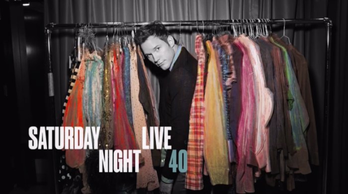 Para comemorar os 40 anos do Saturday Night Live, o programa de tv resolveu mudar sua apresentação e sua identidade visual. Todo o procedimento ficou na responsabilidade da designer Emily Oberman e da sua equipe na Pentagram.
