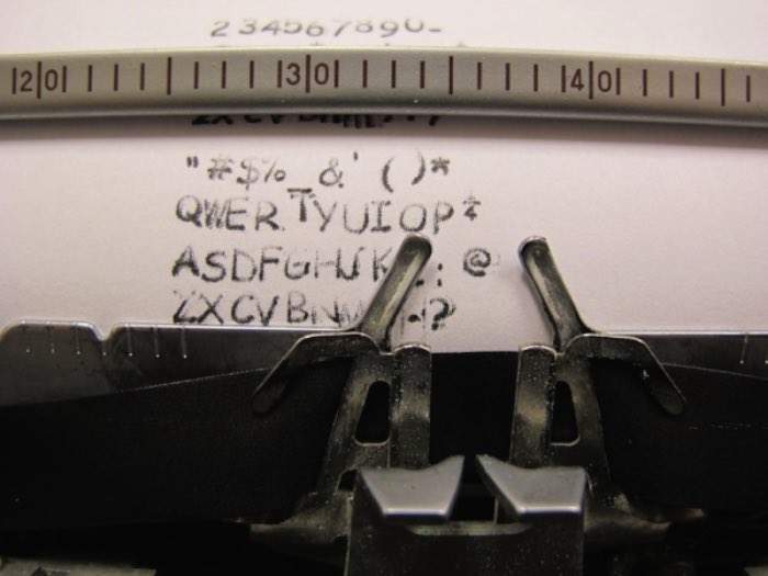 Sincerity Machine é o nome que essa máquina de escrever que datilografa em Comic Sans acabou recebendo. Sim, uma máquina de escrever em Comic Sans. Criação de Jesse England como parte de uma tese sobre como consumimos, criamos e guardamos mídia. Mas, como que ele fez isso? Pelo que eu entendi, ele usou uma máquina de laser engraving para criar todo o alfabeto da Comic Sans em acrílico. Depois disso, colou essas pequenas placas tipográficas numa máquina de escrever modelo Brother Charger 11 e pronto. Dá para ver como ela funciona no vídeo abaixo. 