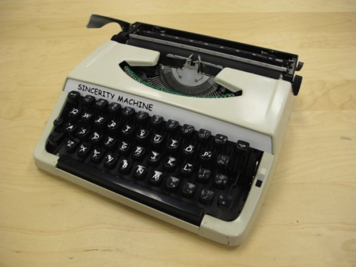 Sincerity Machine é o nome que essa máquina de escrever que datilografa em Comic Sans acabou recebendo. Sim, uma máquina de escrever em Comic Sans. Criação de Jesse England como parte de uma tese sobre como consumimos, criamos e guardamos mídia. Mas, como que ele fez isso? Pelo que eu entendi, ele usou uma máquina de laser engraving para criar todo o alfabeto da Comic Sans em acrílico. Depois disso, colou essas pequenas placas tipográficas numa máquina de escrever modelo Brother Charger 11 e pronto. Dá para ver como ela funciona no vídeo abaixo. 