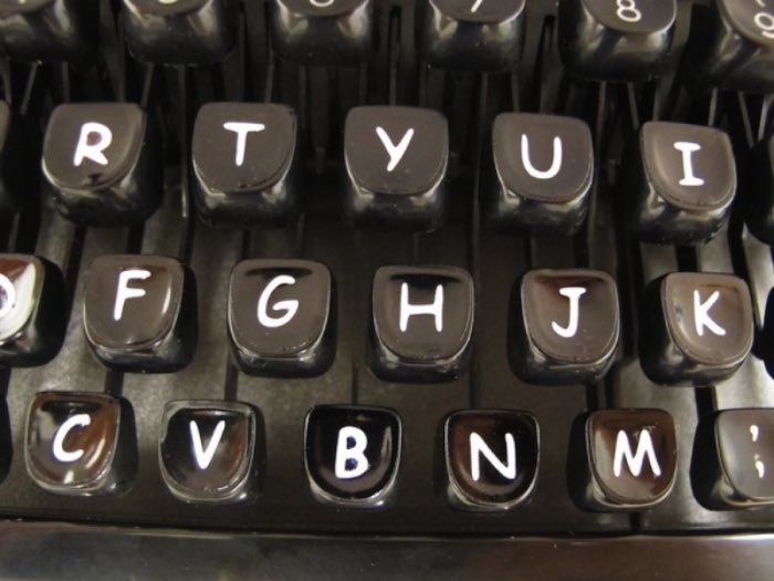 Sincerity Machine é o nome que essa máquina de escrever que datilografa em Comic Sans acabou recebendo. Sim, uma máquina de escrever em Comic Sans. Criação de Jesse England como parte de uma tese sobre como consumimos, criamos e guardamos mídia. Mas, como que ele fez isso? Pelo que eu entendi, ele usou uma máquina de laser engraving para criar todo o alfabeto da Comic Sans em acrílico. Depois disso, colou essas pequenas placas tipográficas numa máquina de escrever modelo Brother Charger 11 e pronto. Dá para ver como ela funciona no vídeo abaixo. 