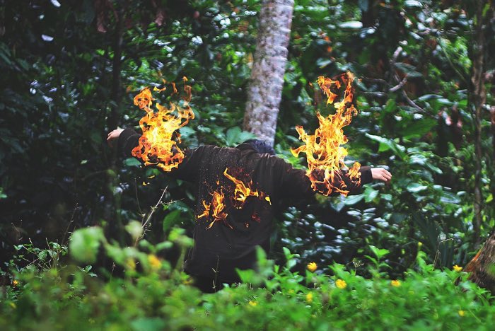 Yutha Adiputra Yamanaka cria imagens estranhas com um visual quase macabro. Essas foto montagens são tão estranhas que resolvi fazer um post sobre seu portfolio fotográfico por aqui.