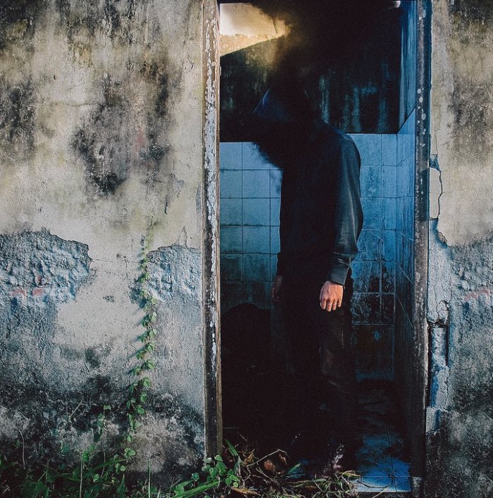 Yutha Adiputra Yamanaka cria imagens estranhas com um visual quase macabro. Essas foto montagens são tão estranhas que resolvi fazer um post sobre seu portfolio fotográfico por aqui.