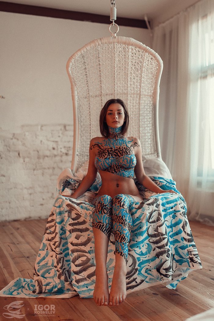 Calligraphy on Girls mistura a arte da caligrafia com corpos nus e mostra como aprender a escrever pode ser interessante. Sou fã de caligrafia e o projeto Calligraphy on Girls deve ser a melhor forma de mostrar essa arte. Esse projeto é criação do russo Pokras Lampas e as fotos abaixo são da última edição do projeto.