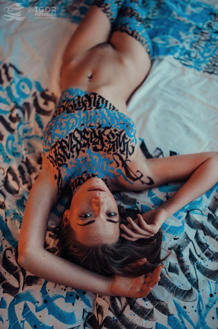 Calligraphy on Girls mistura a arte da caligrafia com corpos nus e mostra como aprender a escrever pode ser interessante. Sou fã de caligrafia e o projeto Calligraphy on Girls deve ser a melhor forma de mostrar essa arte. Esse projeto é criação do russo Pokras Lampas e as fotos abaixo são da última edição do projeto.