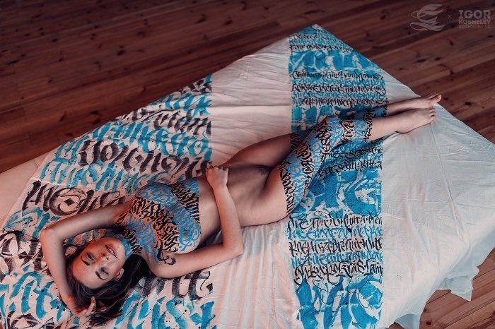 Calligraphy on Girls mistura a arte da caligrafia com corpos nus e mostra como aprender a escrever pode ser interessante. Sou fã de caligrafia e o projeto Calligraphy on Girls deve ser a melhor forma de mostrar essa arte. Esse projeto é criação do russo Pokras Lampas e as fotos abaixo são da última edição do projeto.