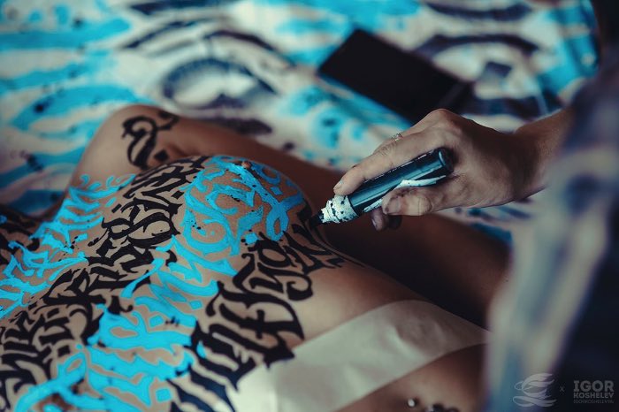 Calligraphy on Girls mistura a arte da caligrafia com corpos nus e mostra como aprender a escrever pode ser interessante. Sou fã de caligrafia e o projeto Calligraphy on Girls deve ser a melhor forma de mostrar essa arte. Esse projeto é criação do russo Pokras Lampas e as fotos abaixo são da última edição do projeto.