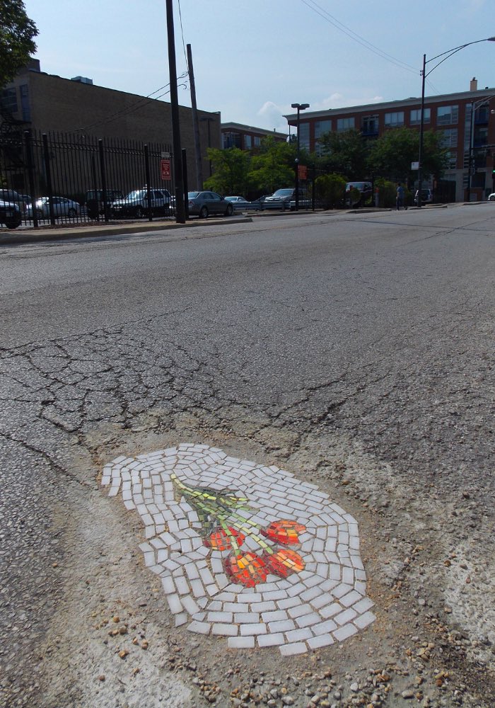 Você não deve ter pensado nisso mas Chicago parece sofrer com um problema de buracos pelas ruas da mesma forma que algumas cidades no Brasil. É, esse problema não é localizado no seu bairro e, pelo menos, algumas pessoas tomam uma iniciativa diferente em outros lugares. Ainda bem. Foi assim que Jim Bachor começou a sua crítica a falta de infra estrutura da cidade de Chicago ao começar a cobrir os buracos da cidade com mosaicos. Sim, mosaicos de azulejos formando pequenos desenhos e cobrindo buracos nas ruas da cidade. Por que ninguém pensou em fazer isso antes? 