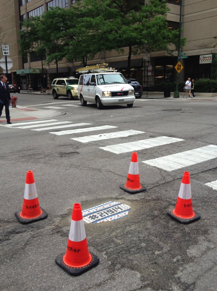 Você não deve ter pensado nisso mas Chicago parece sofrer com um problema de buracos pelas ruas da mesma forma que algumas cidades no Brasil. É, esse problema não é localizado no seu bairro e, pelo menos, algumas pessoas tomam uma iniciativa diferente em outros lugares. Ainda bem. Foi assim que Jim Bachor começou a sua crítica a falta de infra estrutura da cidade de Chicago ao começar a cobrir os buracos da cidade com mosaicos. Sim, mosaicos de azulejos formando pequenos desenhos e cobrindo buracos nas ruas da cidade. Por que ninguém pensou em fazer isso antes? 