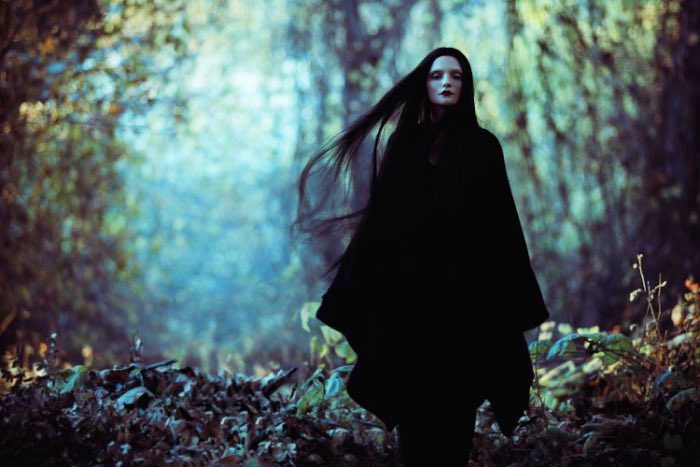 Zhang Jingna nasceu em Pequim em 1988 mas agora mora e trabalha em Nova Iorque. Ela descobriu a fotografia durante seus estudos e não parou mais de usar a câmera. Desde então, suas fotos apareceram na Vogue China, Elle Singapore e no British Journal of Photography. Vejam o porquê nas fotos abaixo.