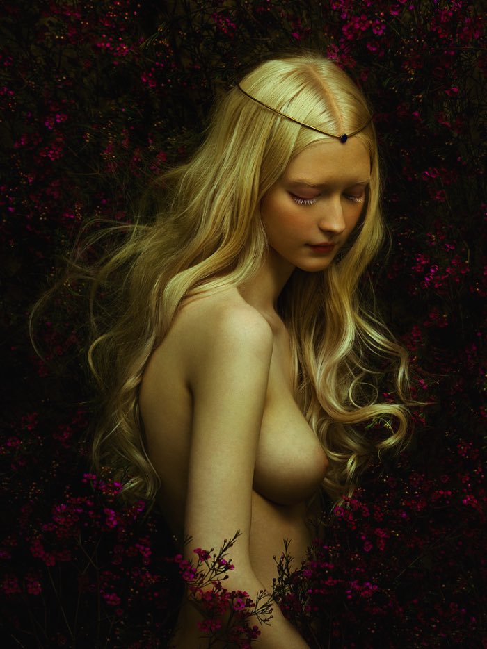 Zhang Jingna nasceu em Pequim em 1988 mas agora mora e trabalha em Nova Iorque. Ela descobriu a fotografia durante seus estudos e não parou mais de usar a câmera. Desde então, suas fotos apareceram na Vogue China, Elle Singapore e no British Journal of Photography. Vejam o porquê nas fotos abaixo.