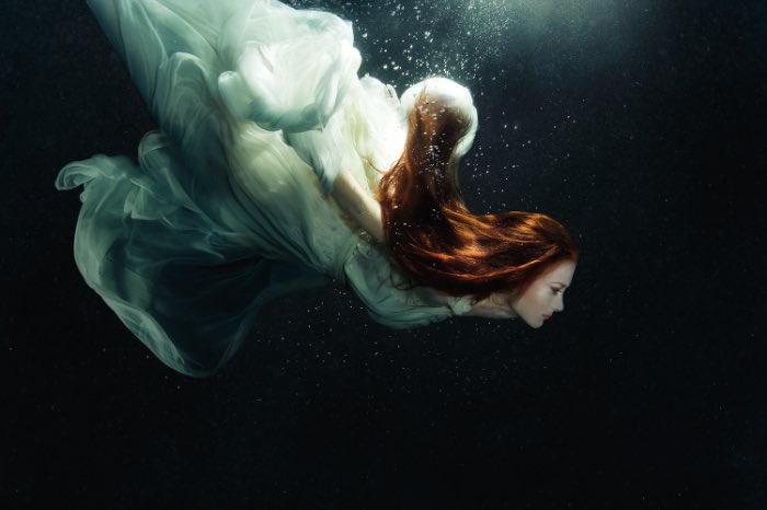 Zhang Jingna nasceu em Pequim em 1988 mas agora mora e trabalha em Nova Iorque. Ela descobriu a fotografia durante seus estudos e não parou mais de usar a câmera. Desde então, suas fotos apareceram na Vogue China, Elle Singapore e no British Journal of Photography. Vejam o porquê nas fotos abaixo.