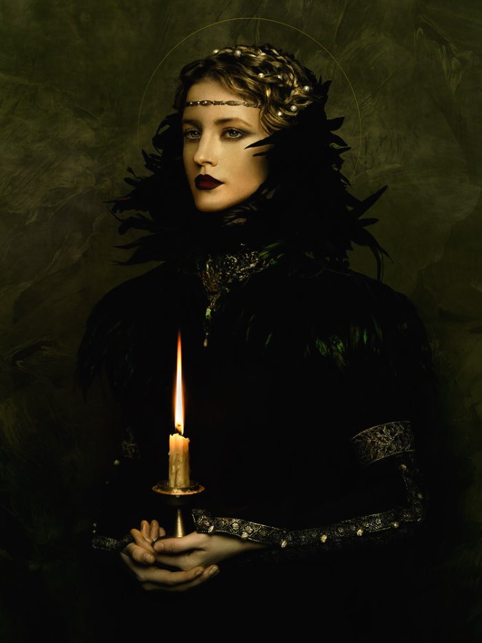 Zhang Jingna nasceu em Pequim em 1988 mas agora mora e trabalha em Nova Iorque. Ela descobriu a fotografia durante seus estudos e não parou mais de usar a câmera. Desde então, suas fotos apareceram na Vogue China, Elle Singapore e no British Journal of Photography. Vejam o porquê nas fotos abaixo.