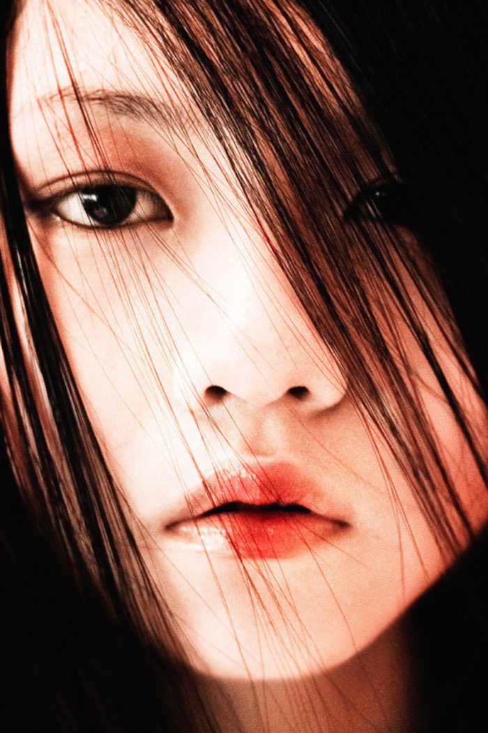 Zhang Jingna nasceu em Pequim em 1988 mas agora mora e trabalha em Nova Iorque. Ela descobriu a fotografia durante seus estudos e não parou mais de usar a câmera. Desde então, suas fotos apareceram na Vogue China, Elle Singapore e no British Journal of Photography. Vejam o porquê nas fotos abaixo.