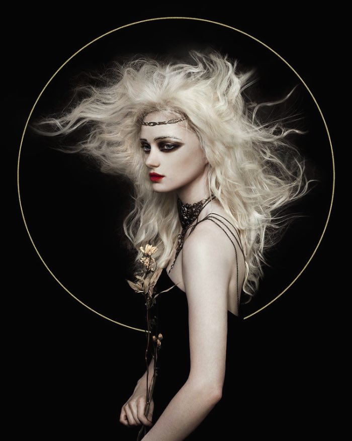 Zhang Jingna nasceu em Pequim em 1988 mas agora mora e trabalha em Nova Iorque. Ela descobriu a fotografia durante seus estudos e não parou mais de usar a câmera. Desde então, suas fotos apareceram na Vogue China, Elle Singapore e no British Journal of Photography. Vejam o porquê nas fotos abaixo.