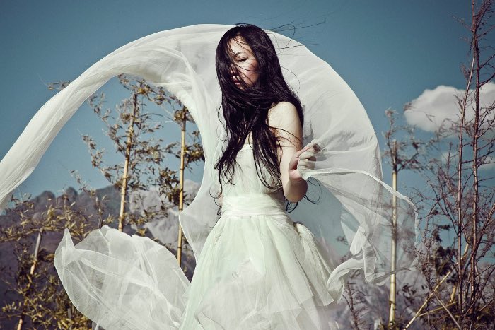 Zhang Jingna nasceu em Pequim em 1988 mas agora mora e trabalha em Nova Iorque. Ela descobriu a fotografia durante seus estudos e não parou mais de usar a câmera. Desde então, suas fotos apareceram na Vogue China, Elle Singapore e no British Journal of Photography. Vejam o porquê nas fotos abaixo.