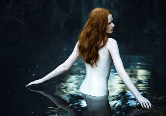 Zhang Jingna nasceu em Pequim em 1988 mas agora mora e trabalha em Nova Iorque. Ela descobriu a fotografia durante seus estudos e não parou mais de usar a câmera. Desde então, suas fotos apareceram na Vogue China, Elle Singapore e no British Journal of Photography. Vejam o porquê nas fotos abaixo.