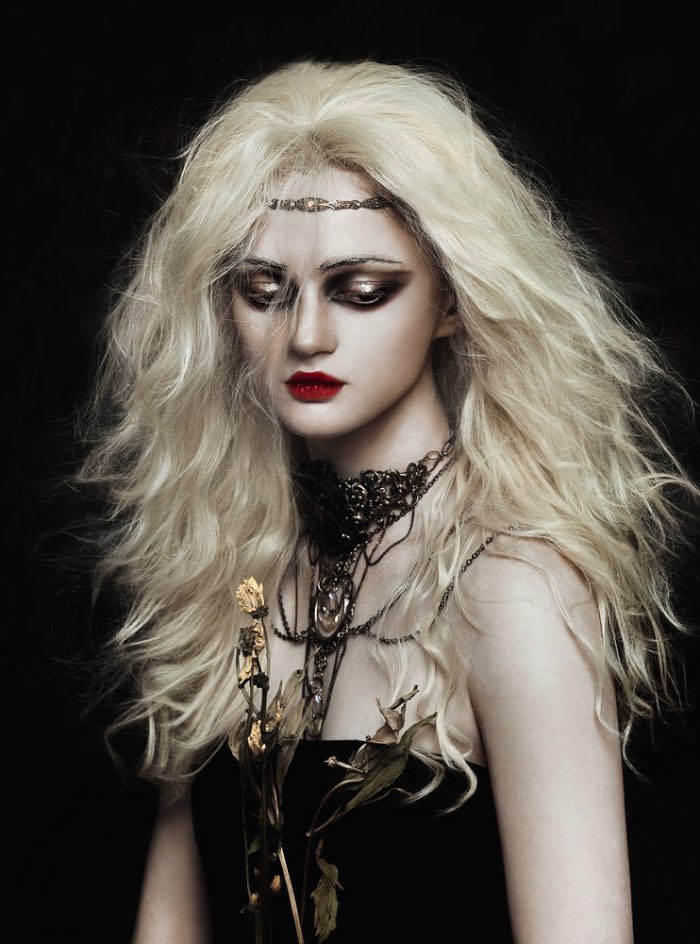 Zhang Jingna nasceu em Pequim em 1988 mas agora mora e trabalha em Nova Iorque. Ela descobriu a fotografia durante seus estudos e não parou mais de usar a câmera. Desde então, suas fotos apareceram na Vogue China, Elle Singapore e no British Journal of Photography. Vejam o porquê nas fotos abaixo.