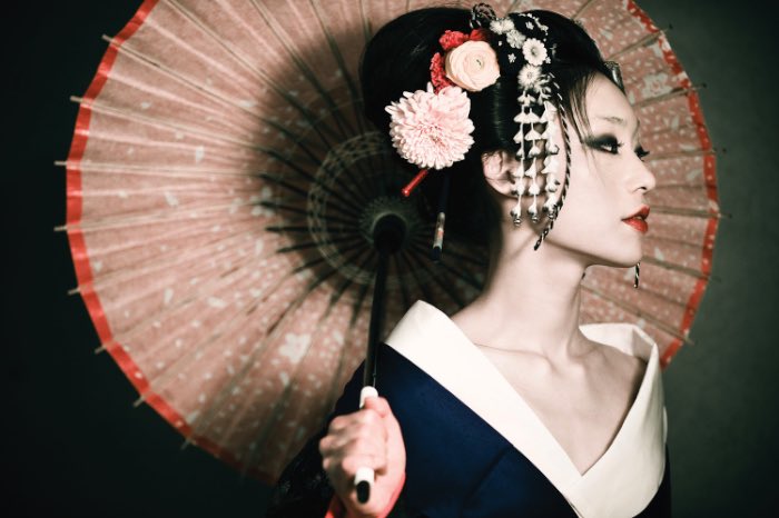 Zhang Jingna nasceu em Pequim em 1988 mas agora mora e trabalha em Nova Iorque. Ela descobriu a fotografia durante seus estudos e não parou mais de usar a câmera. Desde então, suas fotos apareceram na Vogue China, Elle Singapore e no British Journal of Photography. Vejam o porquê nas fotos abaixo.