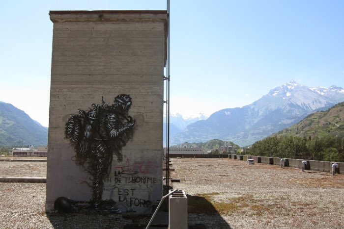 DALeast é um dos artistas de rua mais prolíficos da atualidade. Mas, ele não para por ai já que ele também trabalha com escultura e arte digital. A maioria do trabalho do DALeast é repleto de objetos trançados de forma complexa que criam animais e outras formas. Algumas dessas imagens podem ser vistas logo abaixo. 