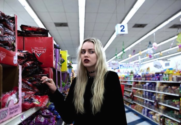 A cada ano, milhares de jovens mudam para Los Angeles com o sonho de se tornaram estrelas de Hollywood. A realidade que eles encontram por lá não é, necessariamente, aquilo que eles esperavam encontrar. E é isso que Hana Knizova tenta retratar na sua série fotográfica Young Hollywood.