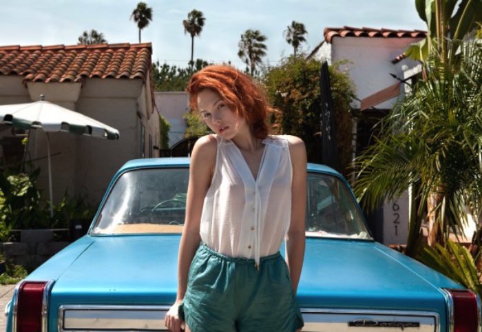 A cada ano, milhares de jovens mudam para Los Angeles com o sonho de se tornaram estrelas de Hollywood. A realidade que eles encontram por lá não é, necessariamente, aquilo que eles esperavam encontrar. E é isso que Hana Knizova tenta retratar na sua série fotográfica Young Hollywood.