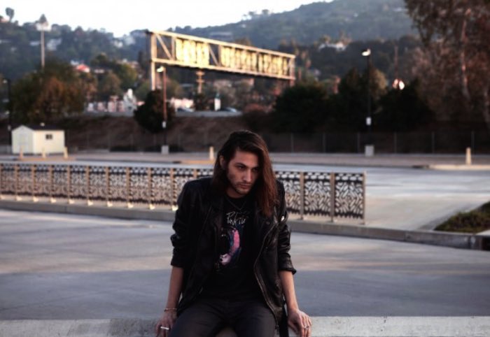 A cada ano, milhares de jovens mudam para Los Angeles com o sonho de se tornaram estrelas de Hollywood. A realidade que eles encontram por lá não é, necessariamente, aquilo que eles esperavam encontrar. E é isso que Hana Knizova tenta retratar na sua série fotográfica Young Hollywood.