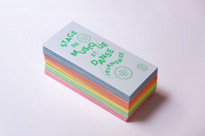 O estúdio de design gráfico La Mouche et la Cloche, lá de Paris, foi fundado por Fanny Katz e Sylvain Henri que se conheceram na École Professionnelle Supérieure des Arts Graphiques de Paris. Acabaram trabalhando juntos na Les Bons Faiseurs antes de abrir o próprio estúdio em 2012.