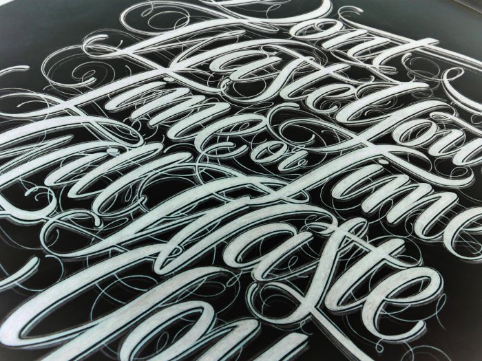 Mateusz Witczak tem 23 anos e é um desses designers gráficos especializados em lettering e tipografia. Ele aprendeu a criar os letterings que você vai ver nesse post sozinho e acredita que seu entusiasmo é o que o leva tão longe.