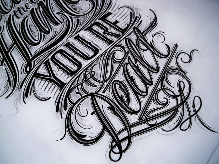 Mateusz Witczak tem 23 anos e é um desses designers gráficos especializados em lettering e tipografia. Ele aprendeu a criar os letterings que você vai ver nesse post sozinho e acredita que seu entusiasmo é o que o leva tão longe.