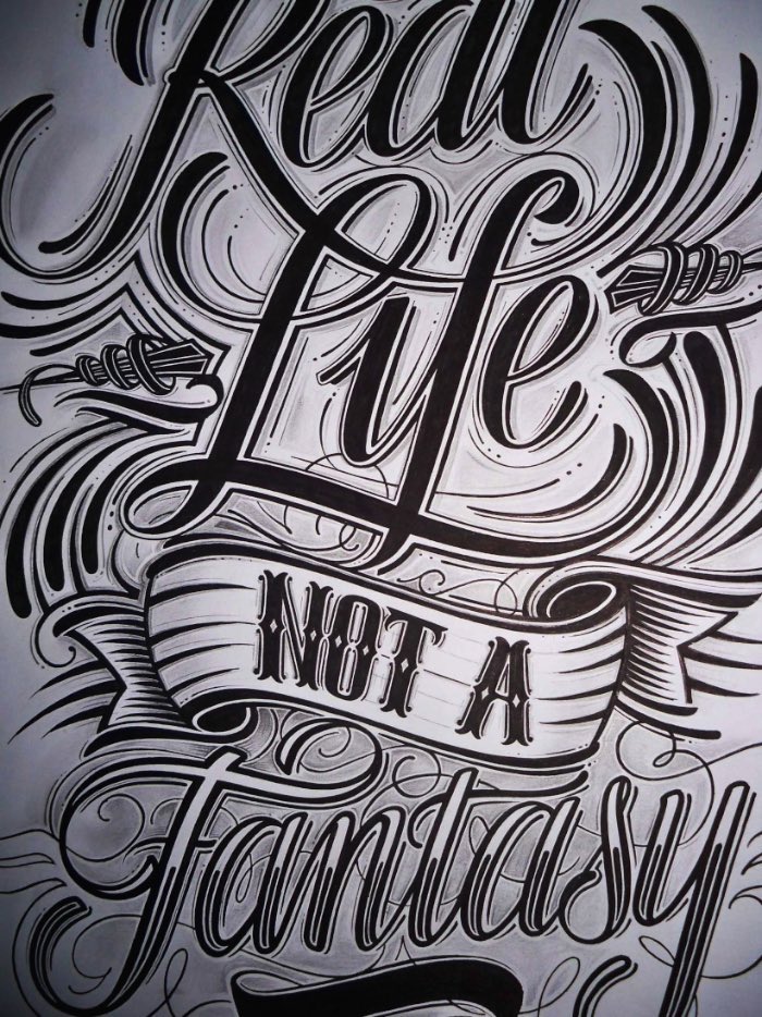 Mateusz Witczak tem 23 anos e é um desses designers gráficos especializados em lettering e tipografia. Ele aprendeu a criar os letterings que você vai ver nesse post sozinho e acredita que seu entusiasmo é o que o leva tão longe.