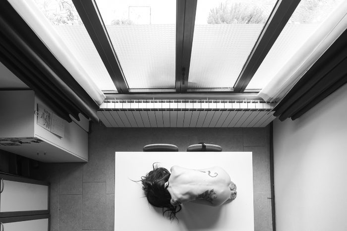 Nascido e criado em Verona, cidade que ele sempre retorna, o fotógrafo italiano Roberto Girardi trabalhou com várias coisas antes de descobrir a fotografia. Do design gráfico a publicidade, esses foram os caminhos que ele passou antes de chegar onde está. Professor de fotografia desde 2001, ele tenta explorar a forma humana de um jeito que parece que ele está tentando capturar a alma delas. Eu realmente gosto das fotografias desse italiano.
