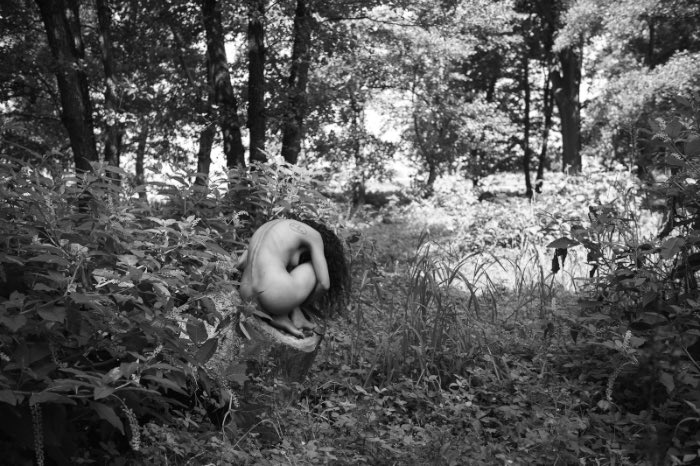 Nascido e criado em Verona, cidade que ele sempre retorna, o fotógrafo italiano Roberto Girardi trabalhou com várias coisas antes de descobrir a fotografia. Do design gráfico a publicidade, esses foram os caminhos que ele passou antes de chegar onde está. Professor de fotografia desde 2001, ele tenta explorar a forma humana de um jeito que parece que ele está tentando capturar a alma delas. Eu realmente gosto das fotografias desse italiano.