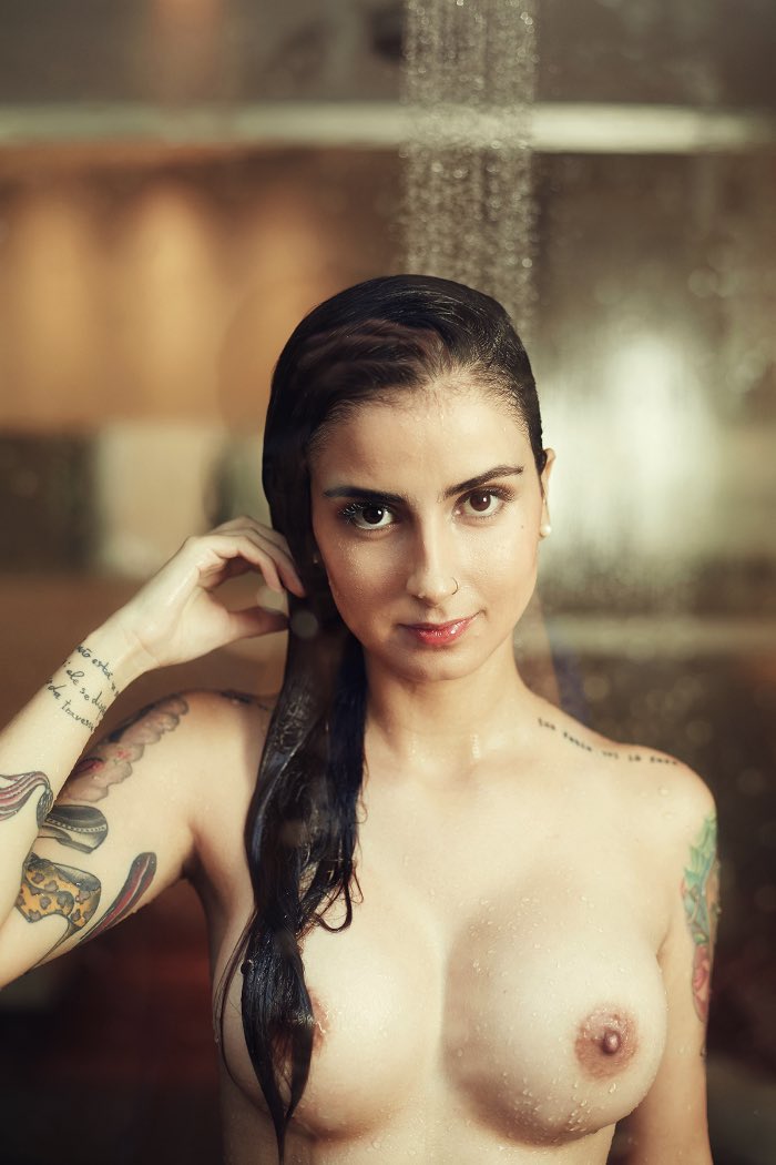 Não sei de onde apareceu o portfolio de fotografia da Julia Rodrigues por aqui mas preciso dizer que foi uma boa descoberta. Afinal, ela mostra em sua fotografia uma mulher brasileira que o mundo precisa conhecer melhor.
