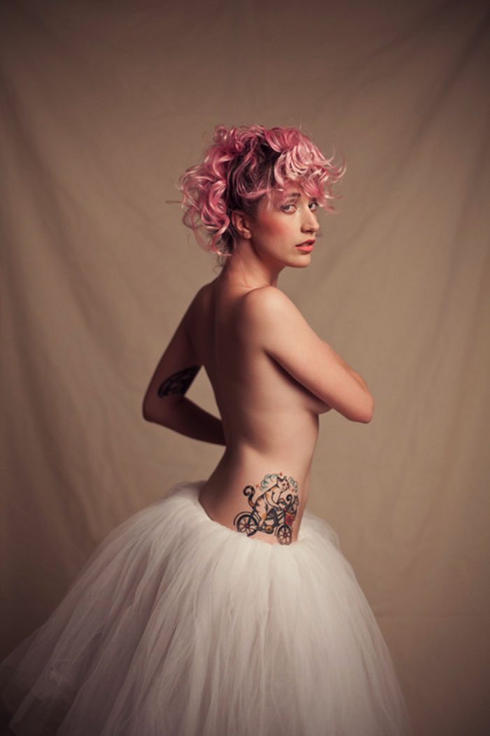 Não sei de onde apareceu o portfolio de fotografia da Julia Rodrigues por aqui mas preciso dizer que foi uma boa descoberta. Afinal, ela mostra em sua fotografia uma mulher brasileira que o mundo precisa conhecer melhor.