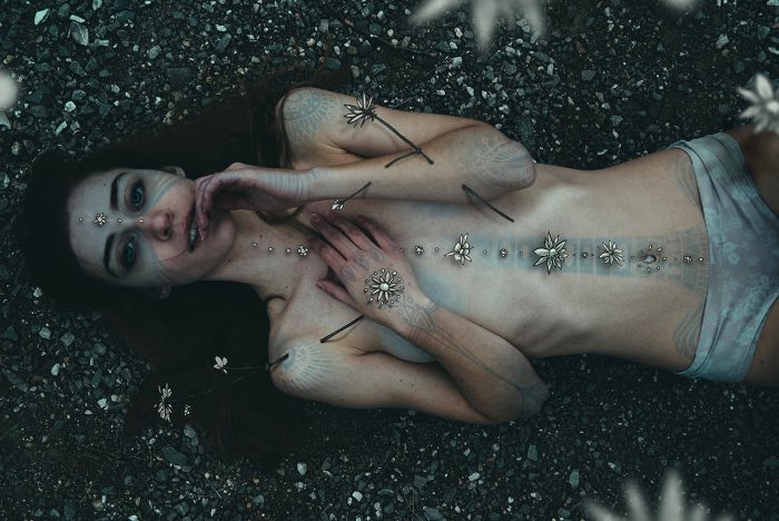 La faune et la flore é uma sessão colaborativa entre o fotógrafo americano conhecido como Bleeblu e o ilustrador francês denominado Moon. O projeto que encontrei no Behance é uma mistura de fotografia com ilustrações e tem um visual bem interessante.