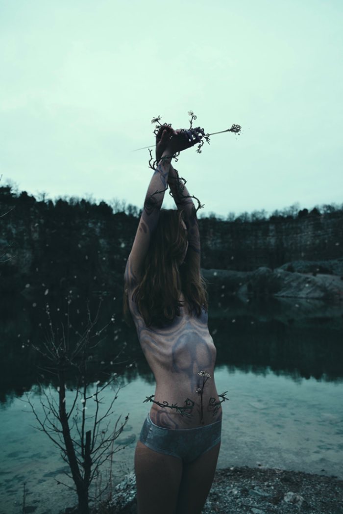 La faune et la flore é uma sessão colaborativa entre o fotógrafo americano conhecido como Bleeblu e o ilustrador francês denominado Moon. O projeto que encontrei no Behance é uma mistura de fotografia com ilustrações e tem um visual bem interessante.