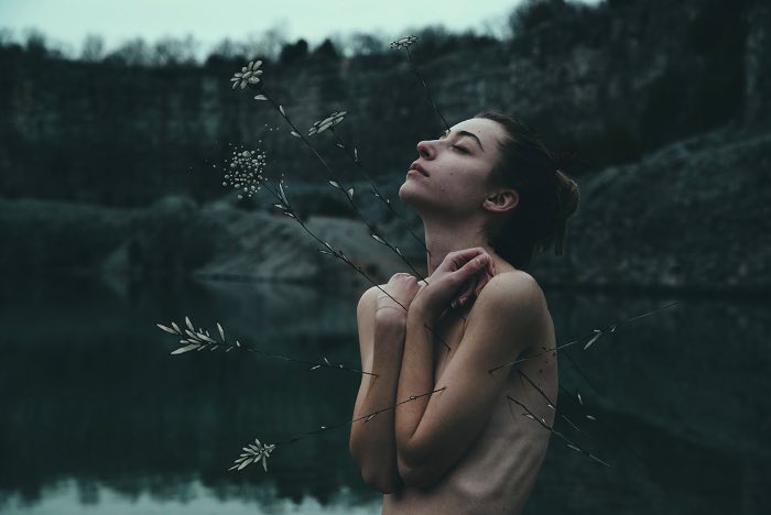 La faune et la flore é uma sessão colaborativa entre o fotógrafo americano conhecido como Bleeblu e o ilustrador francês denominado Moon. O projeto que encontrei no Behance é uma mistura de fotografia com ilustrações e tem um visual bem interessante.