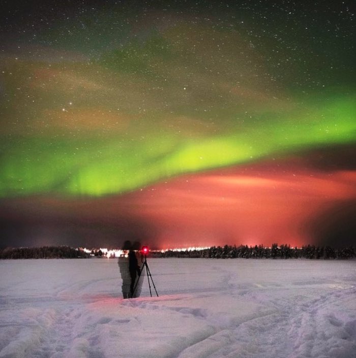 Quando fui pela primeira vez para a Finlândia em Setembro de 2014, fui com um grupo de blogueiros de viagem com a função de explorar a cidade de Porvoo. Foi lá que eu conheci o Konsta Punkka, o semi deus do instagram que foi descrito para mim como o squirrel whisperer. Esse termo não fez sentido algum para mim até eu ir ao seu instagram e ver as fotos que ele tira. Acabei tendo a sorte de sair para tirar fotos de uma quase aurora boreal em Porvoo e vi que ele realmente sabe o que está fazendo.